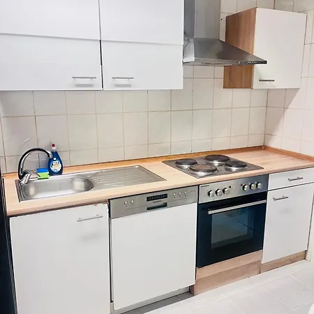 Monteurzimmer Leo 5 Апартаменты *